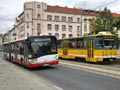 Autobus náhradní dopravy SU 18 č. 566 a KT8D5-RN2P č. 291 na Mikuláském náměstí 26. 8. 2018
