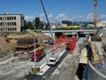 Stavba ochranného rámu přes tramvajovou trať v místě budoucího nového jižního nádražního mostu 26. 5. 2018