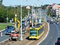 Astra 303 projíždí pod Rondelem kolem opravované trati 18. 8. 2019, foto: J. Klimeš