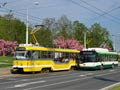 Souprava 325+276 a trolejbus 573 na náměstí Milady Horákové 4. 5. 2022