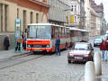 Autobus náhradní dopravy vyjíždí ze Solní ulice na Košutku