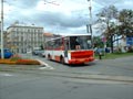 Náhradní doprava za tramvaj - karosa 416 v sadech Pětatřicátníků - 14. 8. 2002 