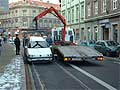 Odvoz auta zaparkovaného na tramvajové trati v Palackého ulici dne 28. 2. 2004