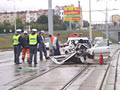 Nehoda na Karlovarské třídě - gumokolák skončil na kolejích - 12. 9. 2004  
Foto: P. Růžička