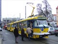 Souprava byla zatažena pod troleje a vyjíždí s hosty na kolečko centrem města 27. 3. 2008