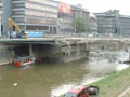 Tramvajka pod mostem U Jána - plavidla musí projet pod nerozbouranou polovinou mostu 10. 9. 2005