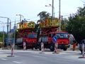 Převěšování troleje nad druhou kolej v křižovatce Karlovarská - Lidická 2. 8. 2009