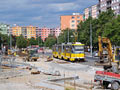 Tramvaj projíždějící stavbou v ulici Terezie Brzkové 28. 8. 2015