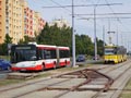 Autobus náhradní linky 4A projíždí kolem povrchové úvraťové výhbyka 3. 9. 2016