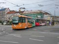 Souprava 354+355 v sadech Pětatřicátníků projíždí do Solní ulice, tedy opačným směrem, než obvykle 21. 5. 2024