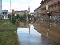 Stále zaplavená tramvajová zastávka Anglické nábřeží, Pražská 14. 8. 2002 - 9:00 hod 