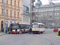 Přestup U Zvonu s tramvaje (T3M 214) na autobus náhradní dopravy 